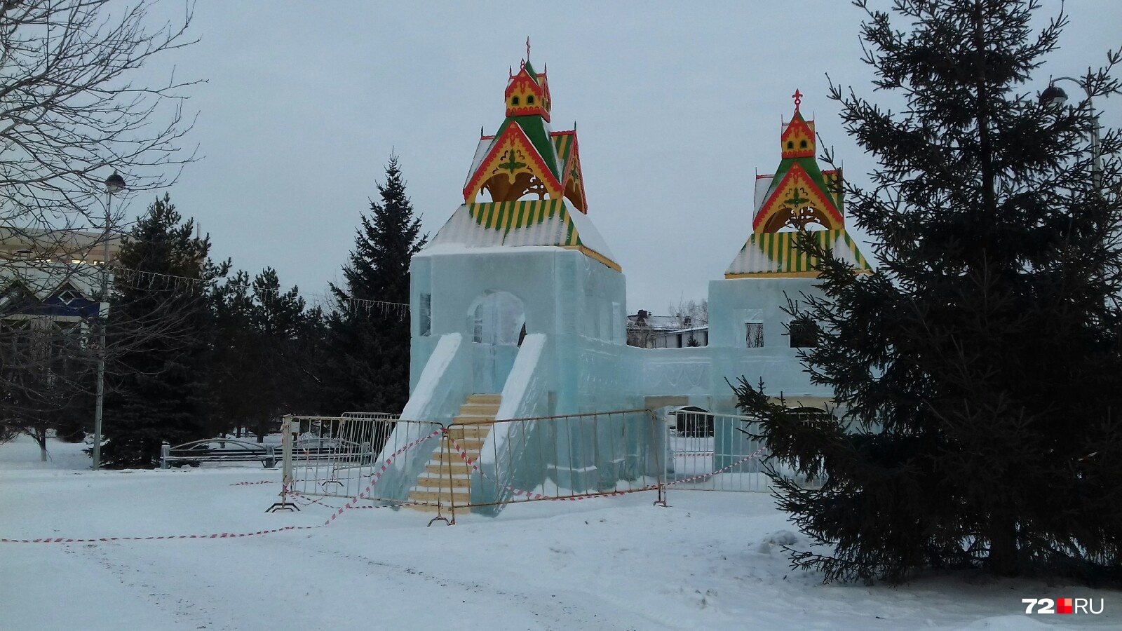 До этого тюменцы жаловались, что еще недостроенный городок разломали дети До этого тюменцы жаловались, что еще недостроенный городок разломали дети