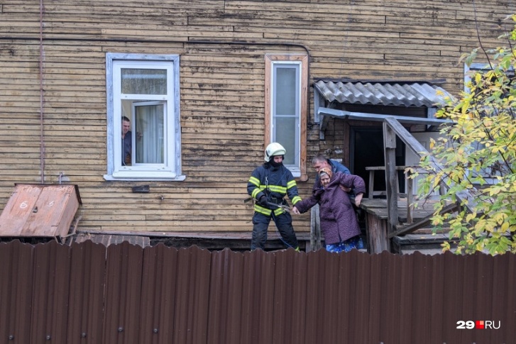 На фото — один из домов, который обслуживала УК «Облик». Он сошел со свай 9 октября 2020 года На фото — один из домов, который обслуживала УК «Облик». Он сошел со свай 9 октября 2020 года