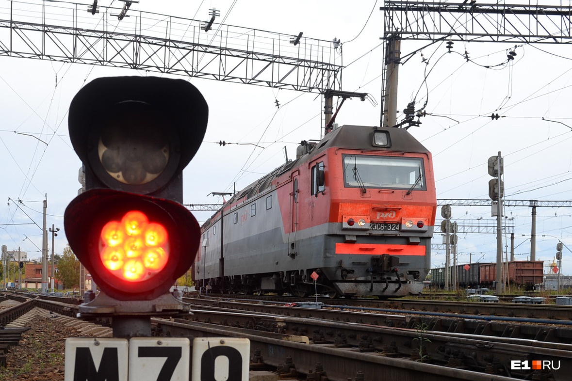 Перебегали через пути: в Екатеринбурге грузовой поезд насмерть сбил мужчину и покалечил женщину