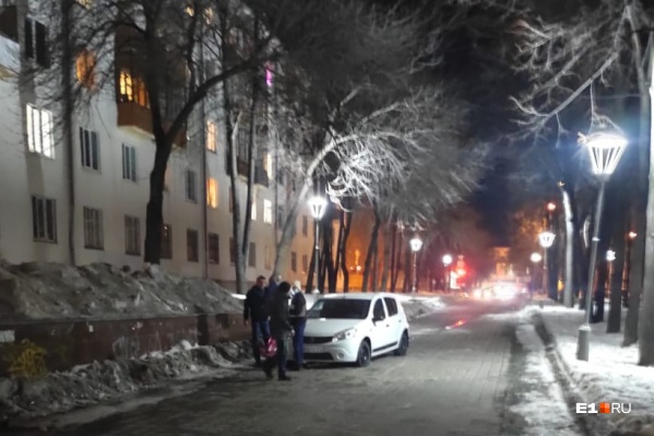 Пешеходы успели отскочить от несущейся машины Пешеходы успели отскочить от несущейся машины