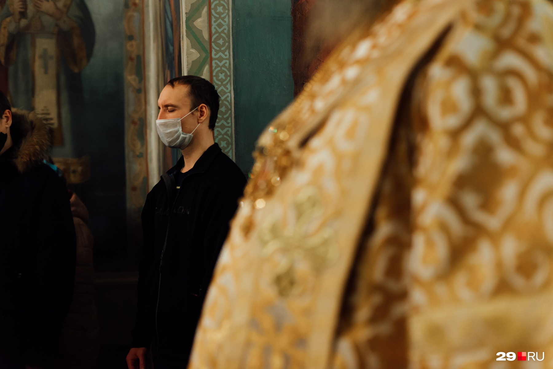 Весной 2020 года РПЦ приняла правила безопасности для прихожан и духовенства, обязательным стало ношение масок в храме