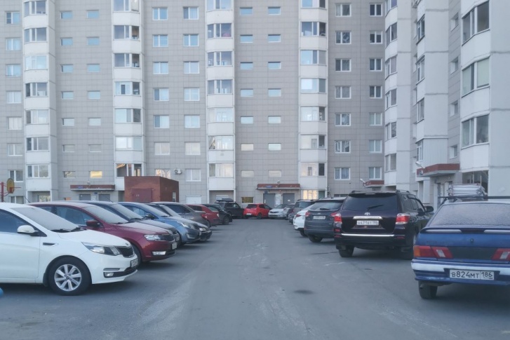 Машины во дворах Сургута создают опасность для школьников