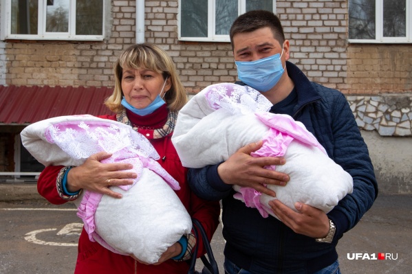 Айнур Ханнанов остался один с двумя детьми Айнур Ханнанов остался один с двумя детьми