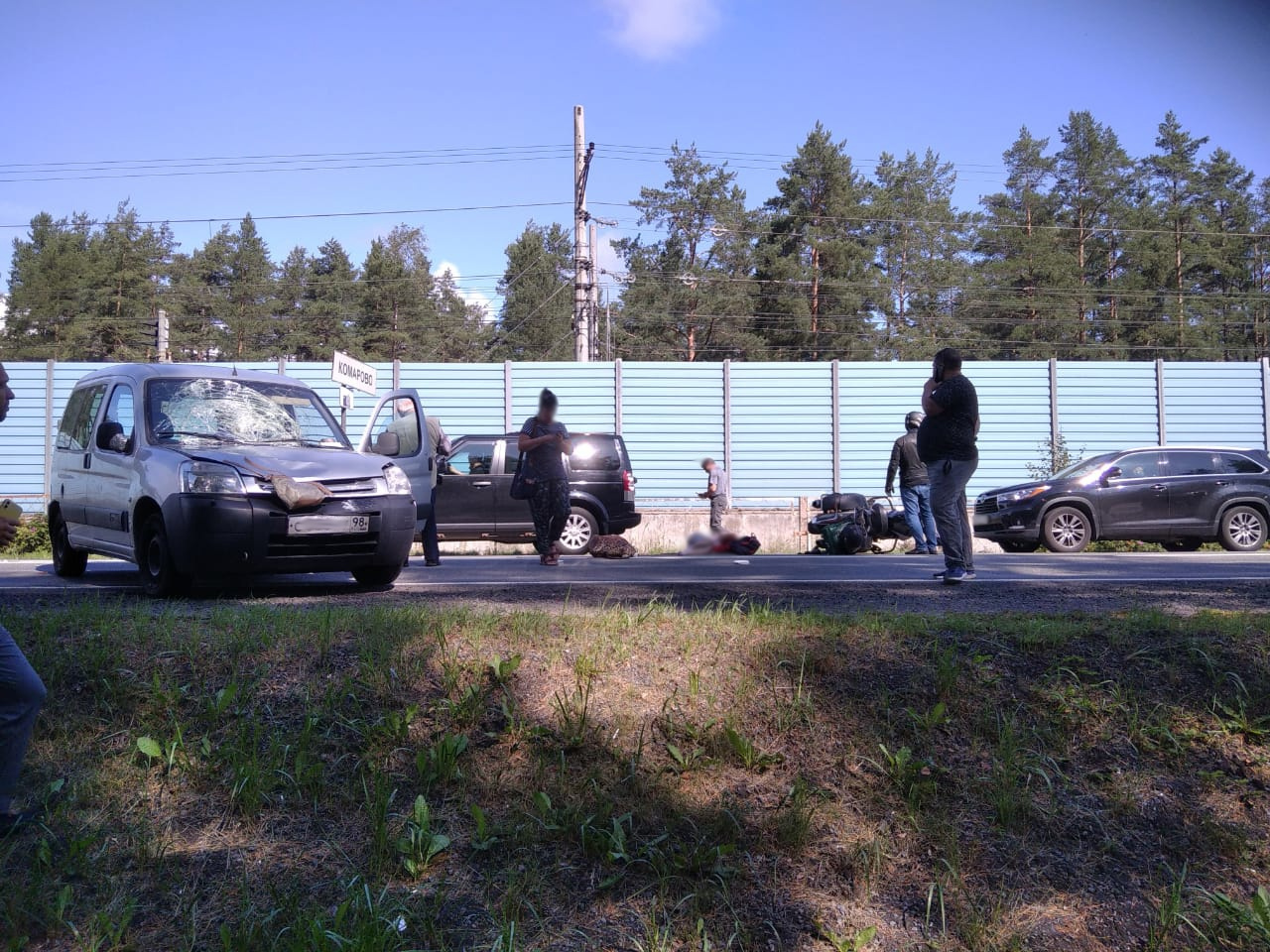 Сначала автомобиль. Пешеходы в Петербурге.