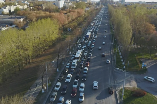 Московское шоссе часто стоит в пробках Московское шоссе часто стоит в пробках