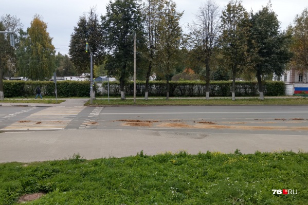 Сейчас специалисты ДГХ уже убирают насыпанный на дорогу песок Сейчас специалисты ДГХ уже убирают насыпанный на дорогу песок