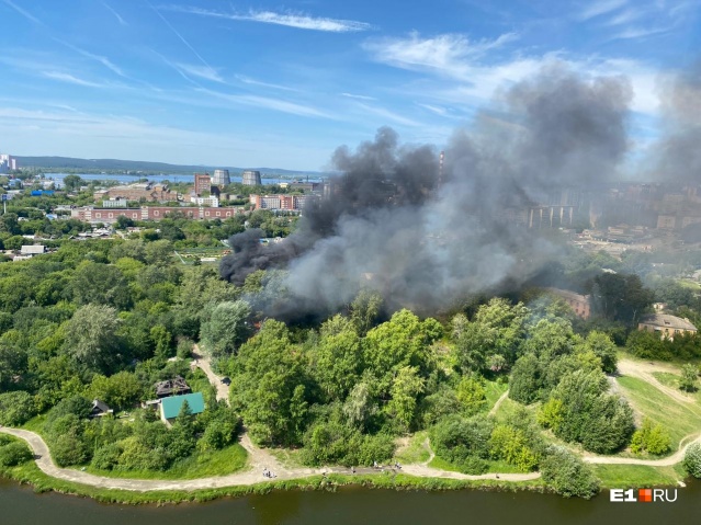 В Свердловской области за сутки потушили больше 220 пожаров