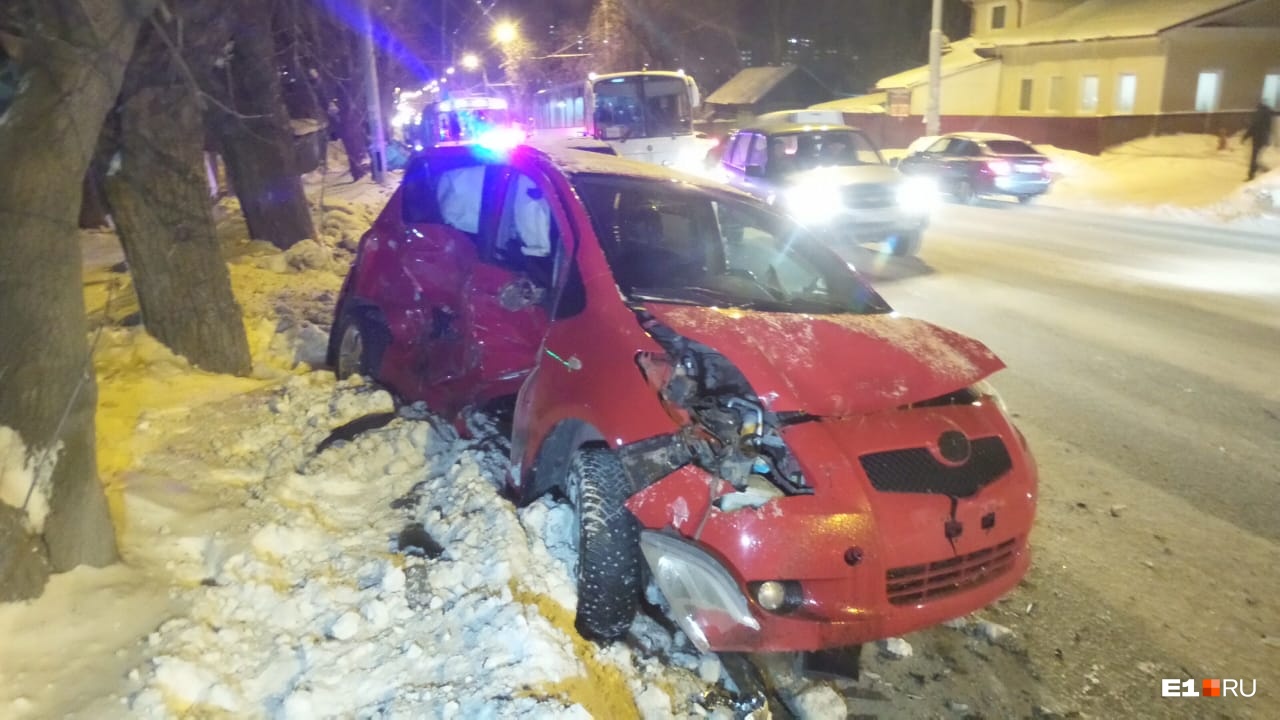 «Мужчине зажало ноги»: в Екатеринбурге произошла серьезная авария, есть пострадавшие