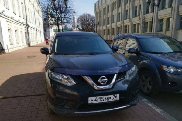 Под окнами у губернатора постоянно паркуются на тротуарах Под окнами у губернатора постоянно паркуются на тротуарах