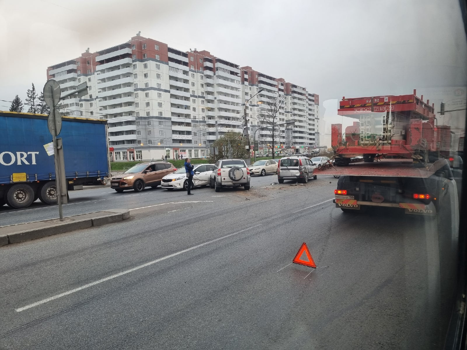 Массовая авария в Ленсоветовском остановила Московское шоссе в обе стороны