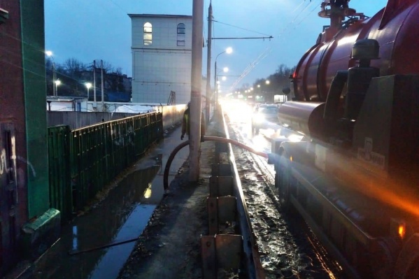 Власти заверили, что откачали лужу на Московском проспекте Власти заверили, что откачали лужу на Московском проспекте