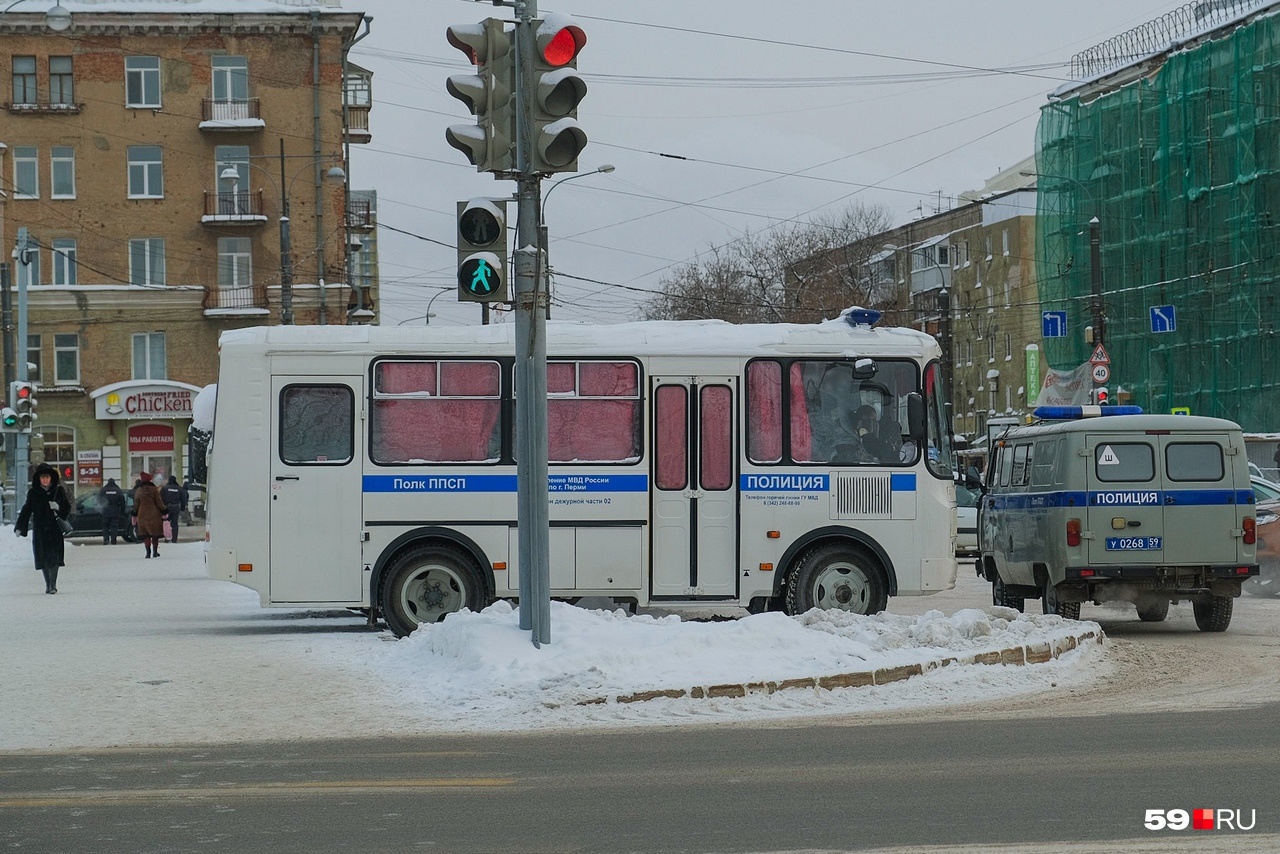Еще до начала акции на главных улицах Перми можно было увидеть автомобили спецслужб Еще до начала акции на главных улицах Перми можно было увидеть автомобили спецслужб