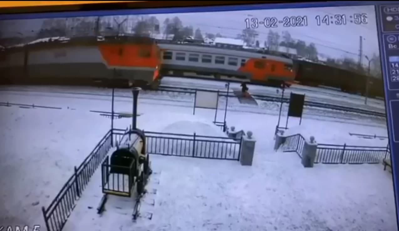 На станции под Первоуральском поезд снес девушку, которая торопилась на электричку: страшное видео