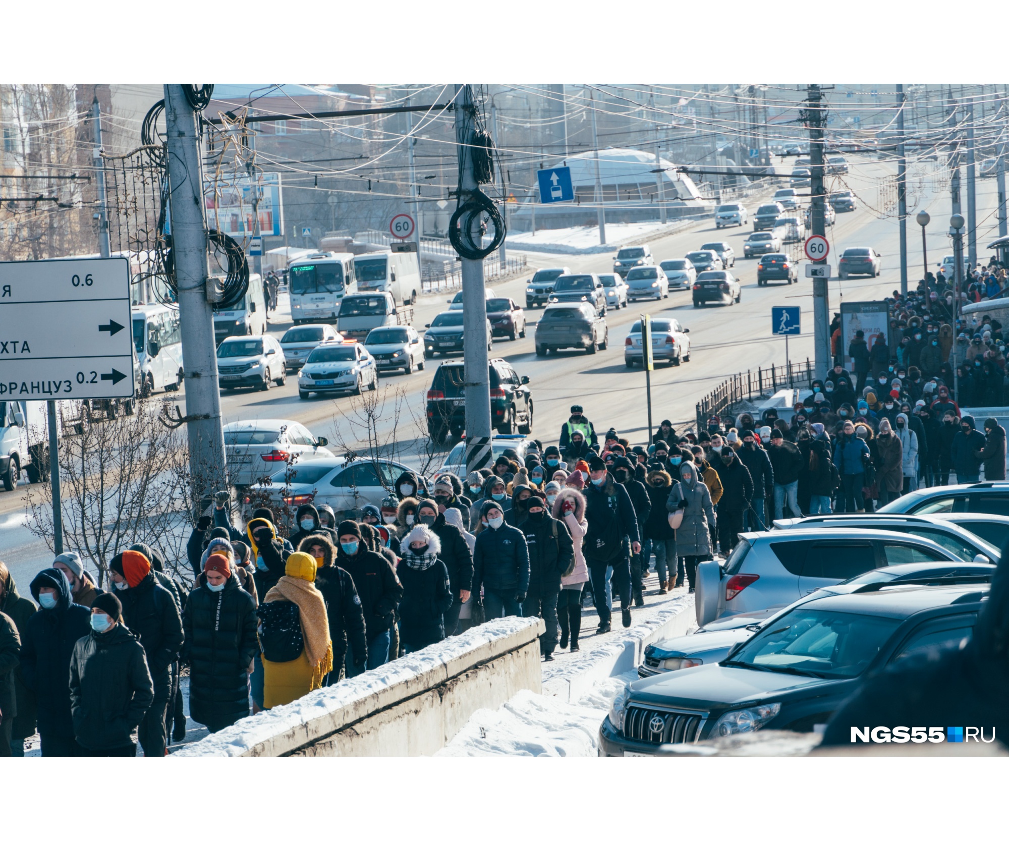 Толпа растянулась на сотни метров Толпа растянулась на сотни метров