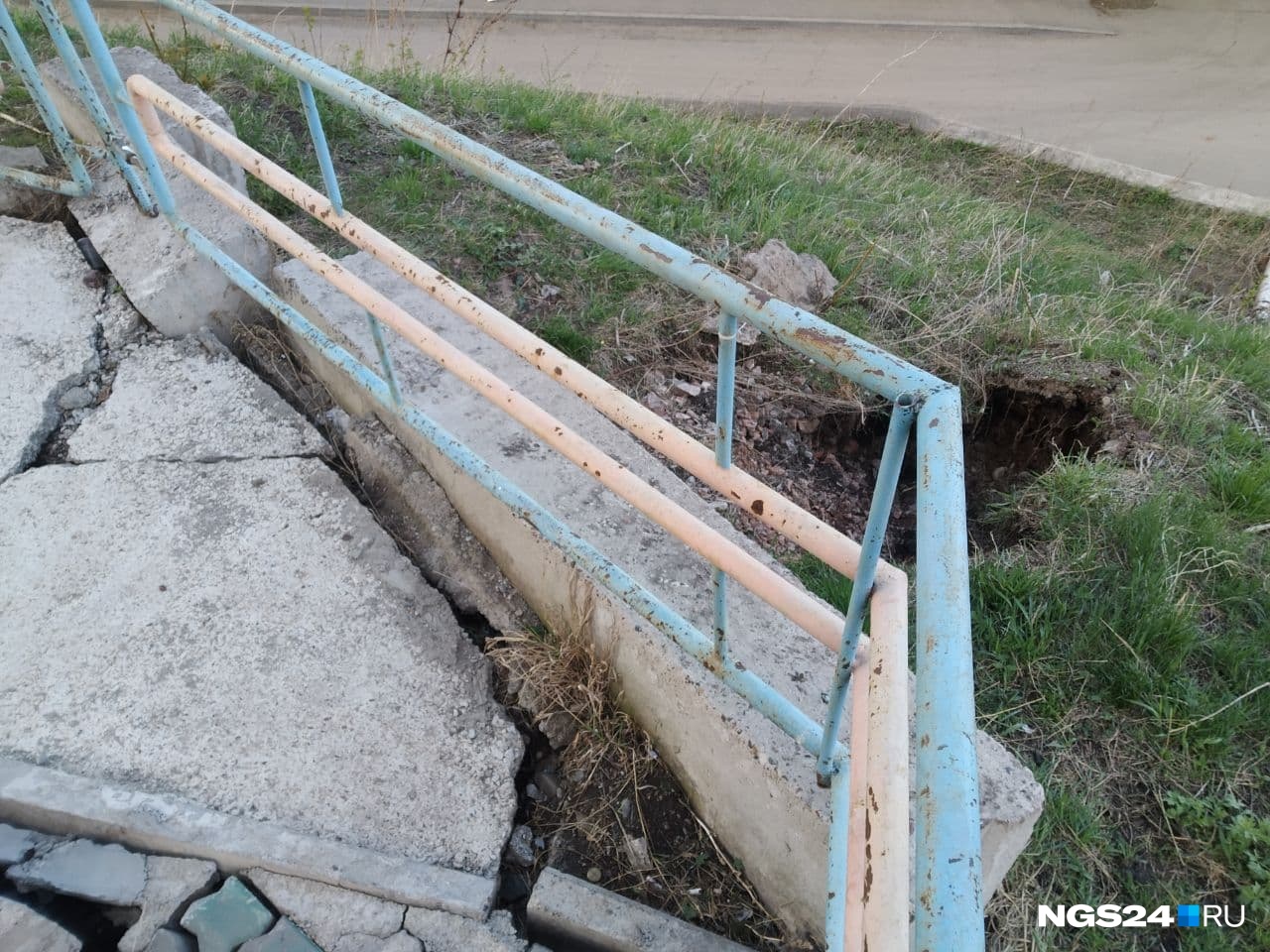 Угрозы дому нет, но если куски тротуара свалятся со склона на Юбилейную, опасность возникнет уже для автомобилистов и пешеходов Угрозы дому нет, но если куски тротуара свалятся со склона на Юбилейную, опасность возникнет уже для автомобилистов и пешеходов
