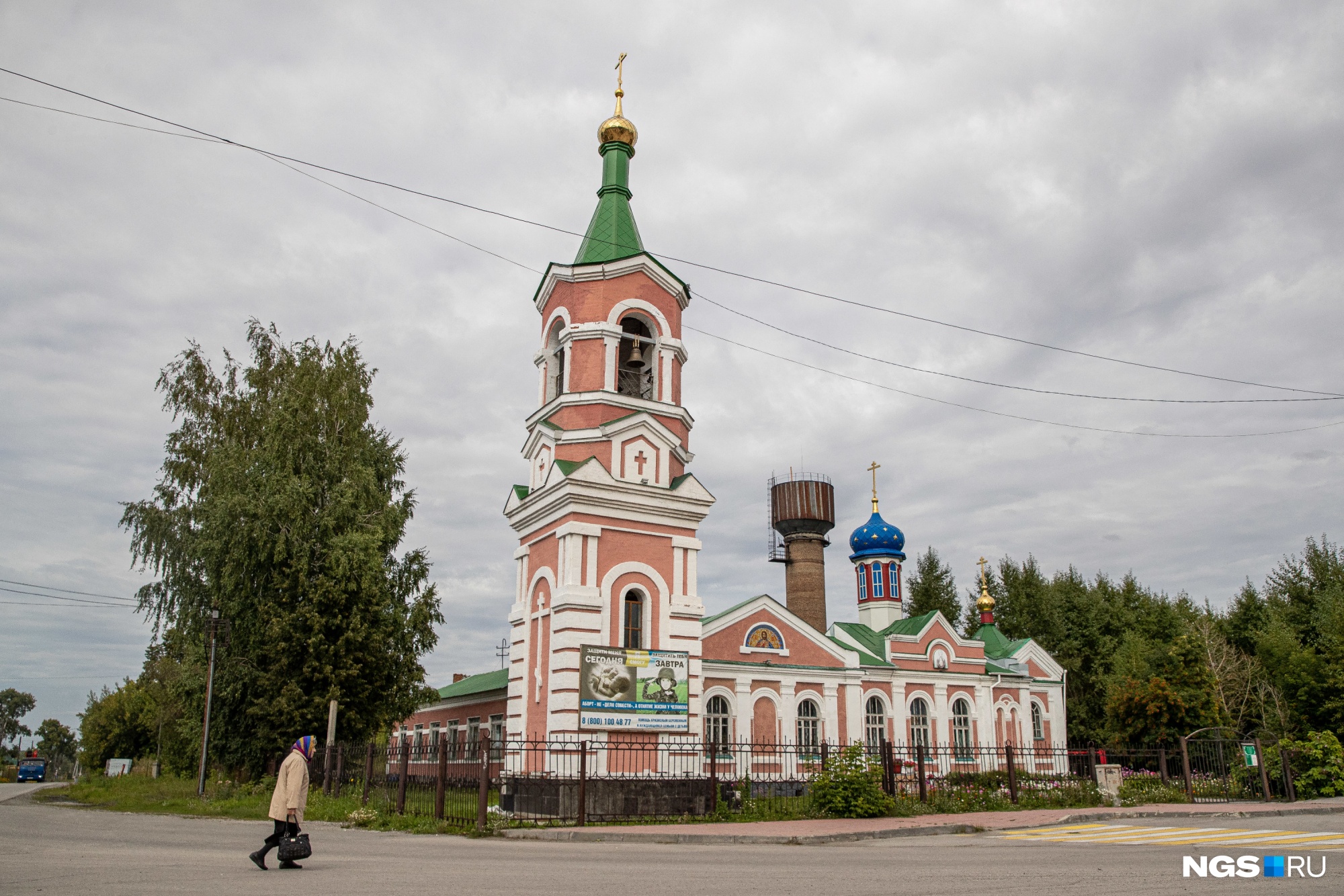 Церковь Алексия, митрополита Московского, увешана рекламой