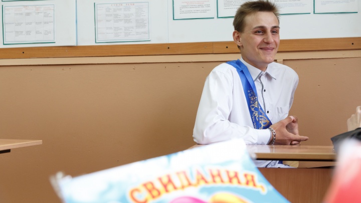 Даже списать было не у кого: как школа под Красноярском учила единственного одиннадцатиклассника