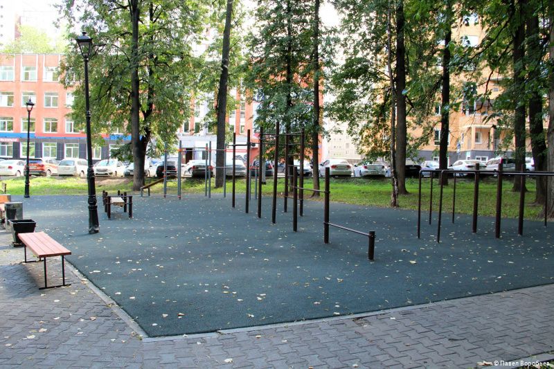 На этой площадке можно позаниматься спортом на открытом воздухе На этой площадке можно позаниматься спортом на открытом воздухе