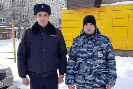 Сотрудники приехали на вызов и заметили дым из-под двери одной из квартир Сотрудники приехали на вызов и заметили дым из-под двери одной из квартир