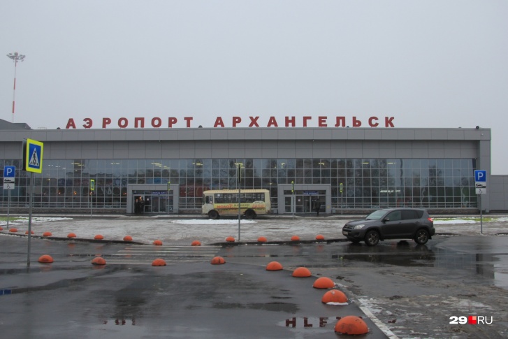 Провожающим войти в здание аэропорта теперь не получится Провожающим войти в здание аэропорта теперь не получится