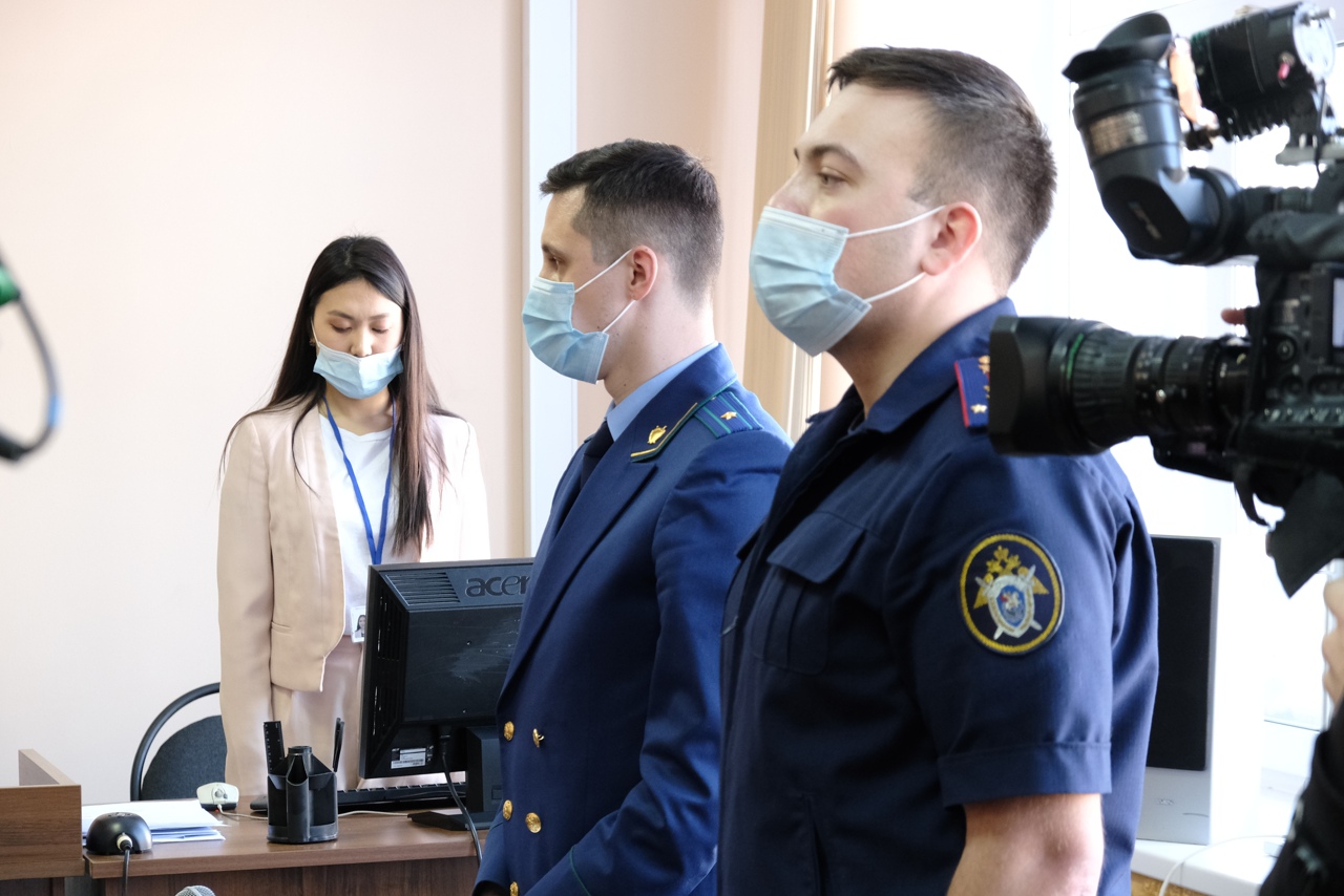 Следователь СК (на первом плане) просил суд отправить обвиняемого чиновника в СИЗО. Прокурор поддержал Следователь СК (на первом плане) просил суд отправить обвиняемого чиновника в СИЗО. Прокурор поддержал