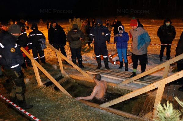В Кургане в этом году купели были открыты на «Голубых озёрах» В Кургане в этом году купели были открыты на «Голубых озёрах»