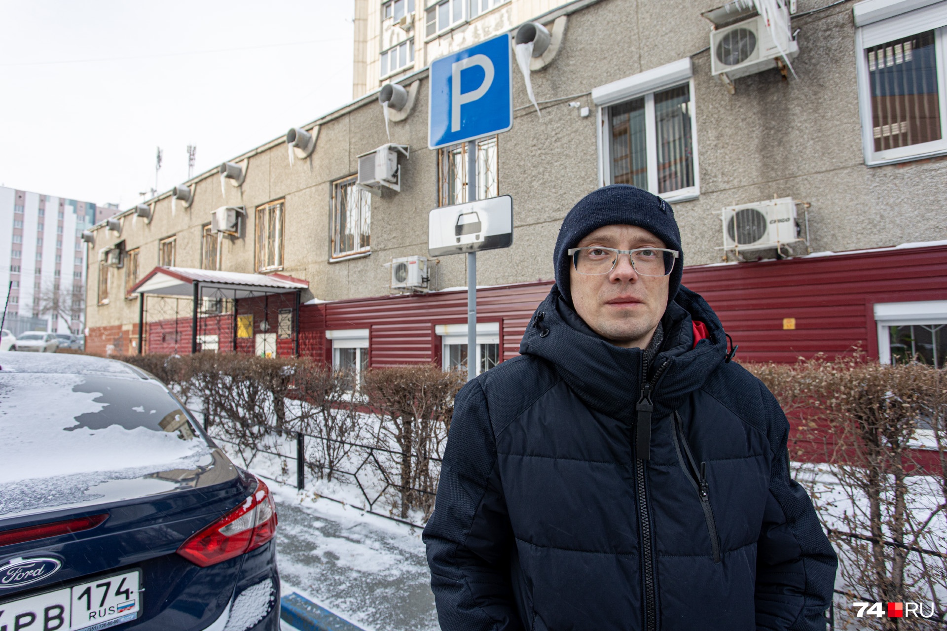 Челябинец не против парковаться во дворе у своего дома, но в этот раз там не оказалось свободного места Челябинец не против парковаться во дворе у своего дома, но в этот раз там не оказалось свободного места
