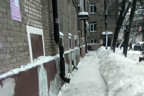 Наледь висела на козырьке балкона дома <nobr class="_">№ 44</nobr> на Первомайской Наледь висела на козырьке балкона дома <nobr class="_">№ 44</nobr> на Первомайской