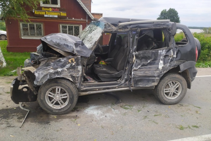 Из автомобиля мужчину доставали пожарные при помощи специального инструмента Из автомобиля мужчину доставали пожарные при помощи специального инструмента