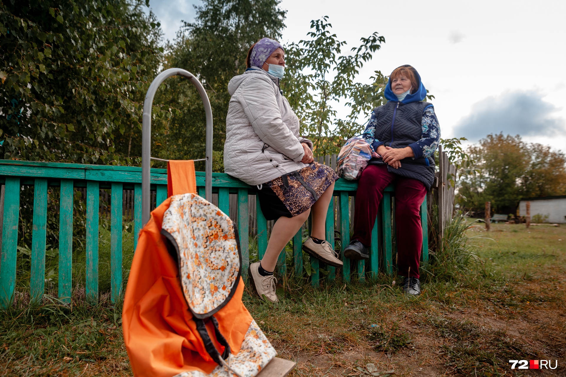 Соседки обсуждают уход главы. Говорят, что он успел сделать много хорошего для населения Соседки обсуждают уход главы. Говорят, что он успел сделать много хорошего для населения