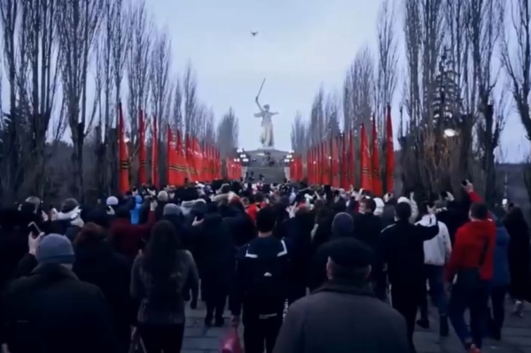 Некоторые участники акции шли добровольно в знак солидарности с политикой президента Некоторые участники акции шли добровольно в знак солидарности с политикой президента