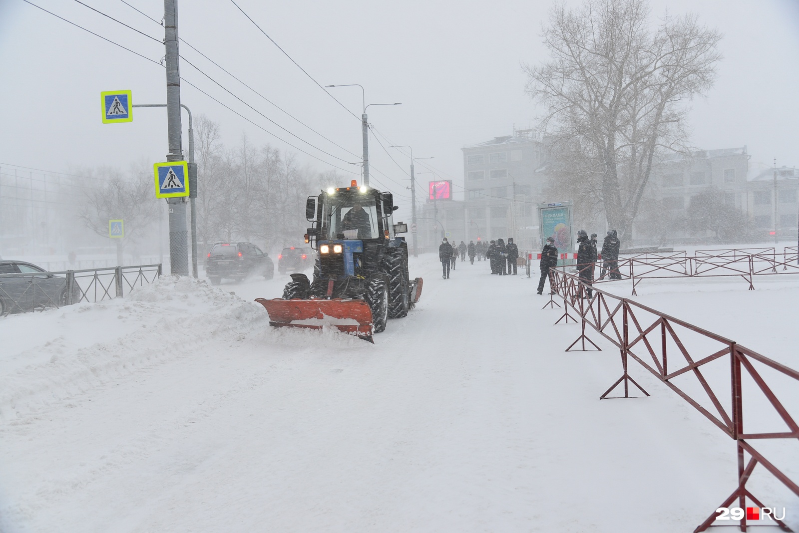 В день митинга на площади начались работы по демонтажу новогодних украшений В день митинга на площади начались работы по демонтажу новогодних украшений