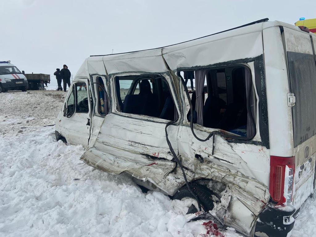 Удар пришелся в левую сторону микроавтобуса Удар пришелся в левую сторону микроавтобуса