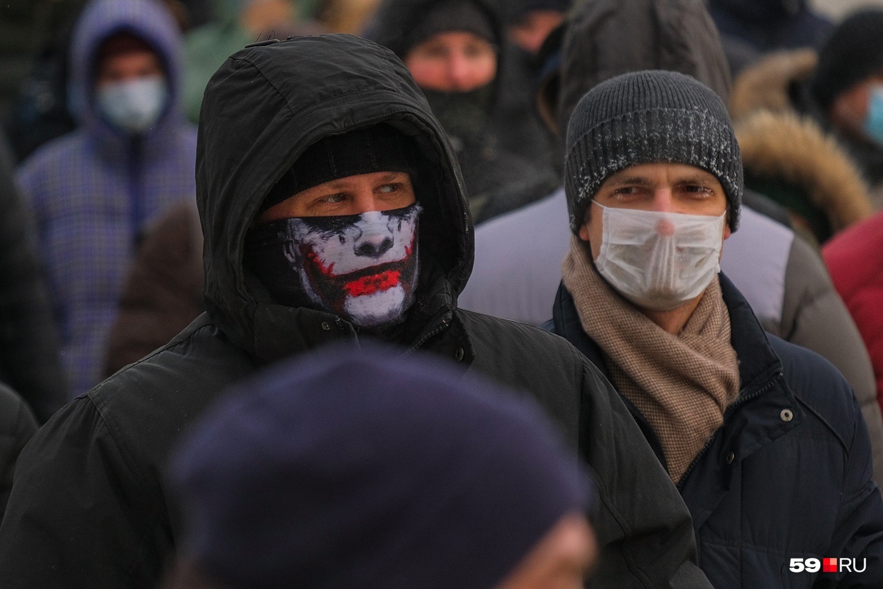 Обычно на акциях запрещено закрывать лица, но в период пандемии юристы советуют все-таки надевать маски, чтобы обезопасить окружающих