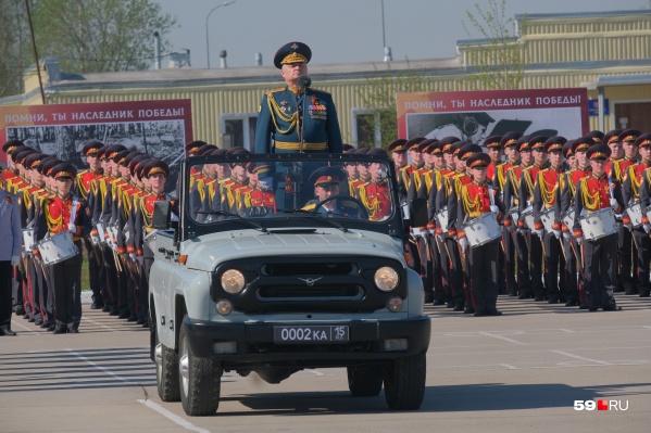 Командующий парадом Командующий парадом