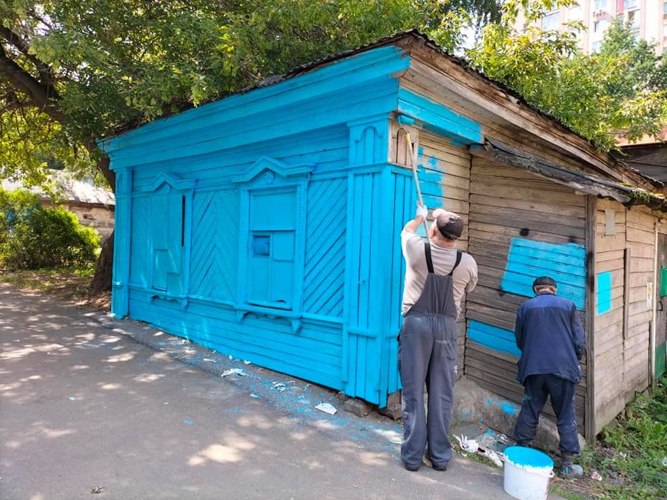 Рабочие закрасили голубой краской фасад вместе с окнами