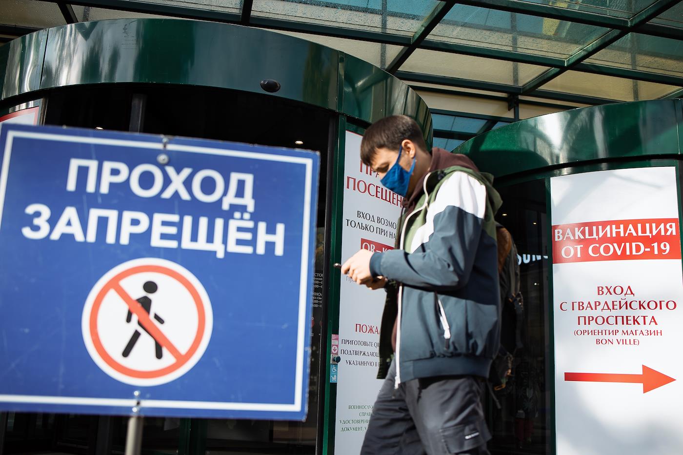 «Все будут в жестком минусе». Петербургский бизнес оценил последствия введения коронавирусных QR-кодов