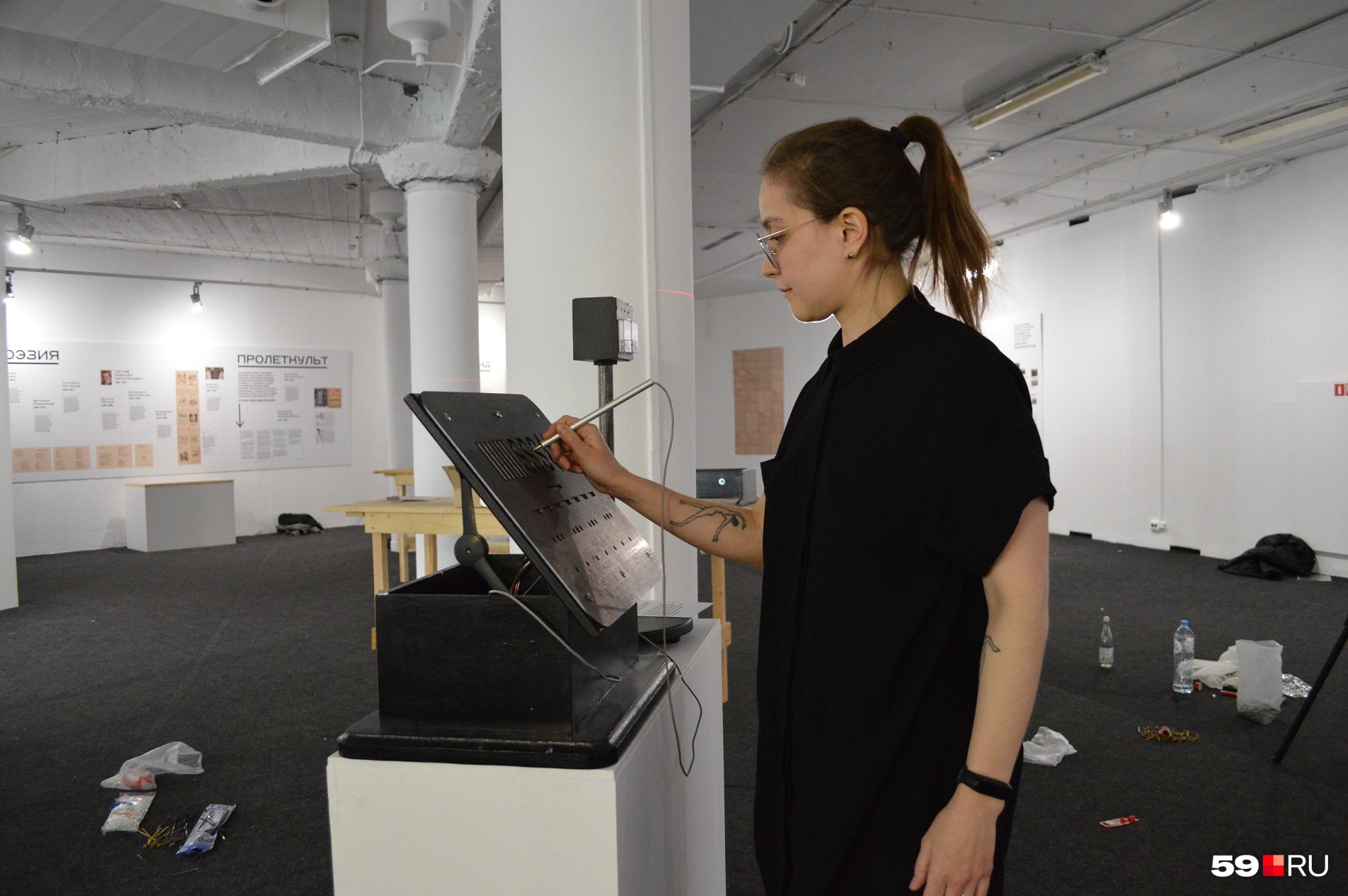Руководитель галереи «На Шаболовке» Катерина Телегина демонстрирует работу одного из аппаратов, тренирующих точность