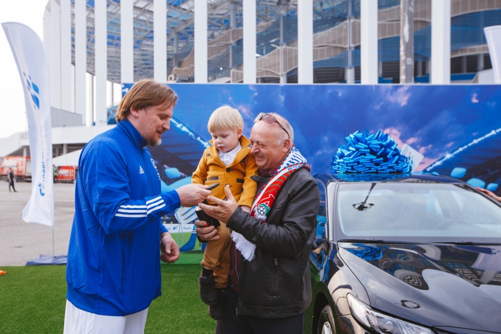 Известный футболист Дмитрий Булыкин вручает ключи победителю акции