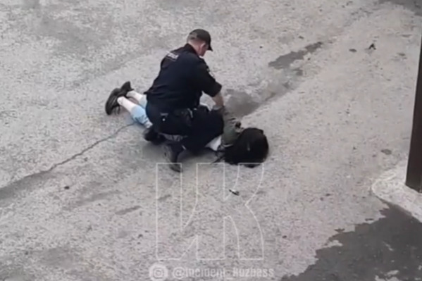 На требования полиции девушка отреагировала агрессивно, поэтому ее сковали наручниками