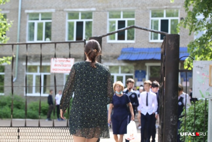 По словам Фазуллина Зиганура, ему каждый год звонят директора школ и вузов, чтобы найти учителей математики По словам Фазуллина Зиганура, ему каждый год звонят директора школ и вузов, чтобы найти учителей математики