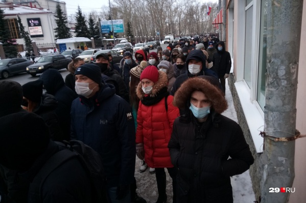 Люди идут мирно по тротуару, изредка скандируя: «Свободу!» Люди идут мирно по тротуару, изредка скандируя: «Свободу!»