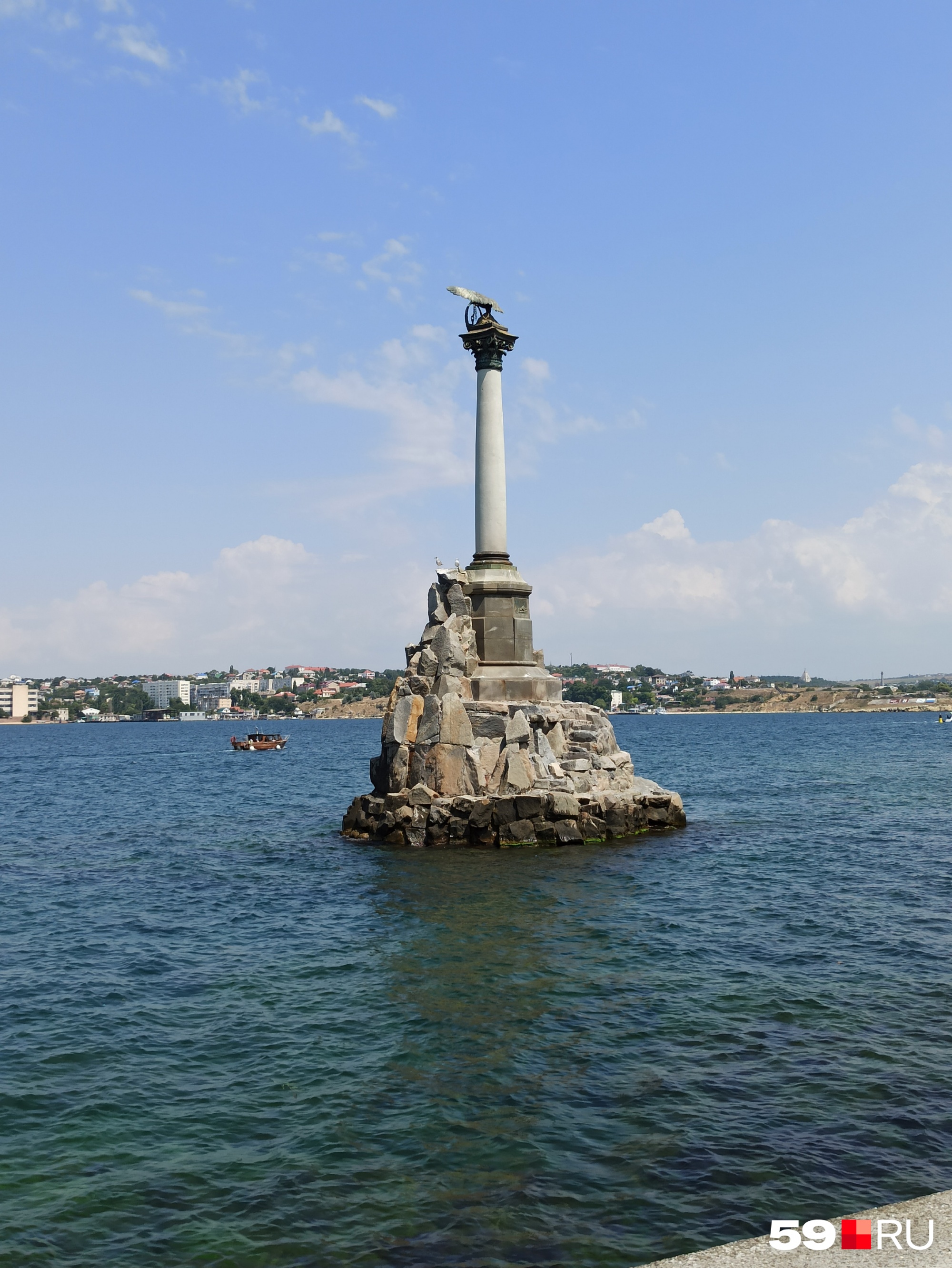 Главный символ Севастополя — памятник затопленным кораблям