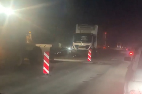 Тюменец возвращался домой с семьей этой ночью, но добраться быстро не удалось. Дорогу перекрыли из-за аварии Тюменец возвращался домой с семьей этой ночью, но добраться быстро не удалось. Дорогу перекрыли из-за аварии