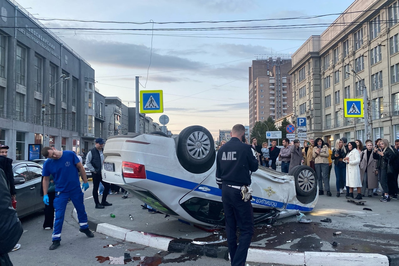 Жесткая авария в центре Новосибирска — автомобиль ДПС перевернулся на крышу
