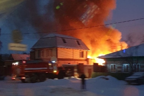 Пожар произошел в доме на улице Трактовой, 61а<br> Пожар произошел в доме на улице Трактовой, 61а<br>