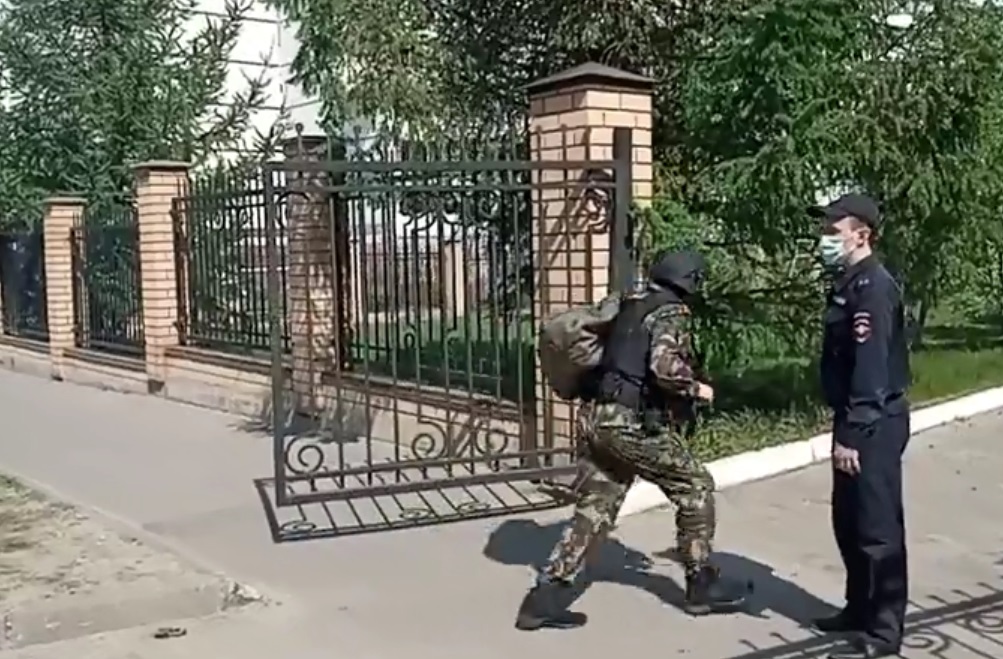Один из напавших на школу в Казани удерживает заложников
