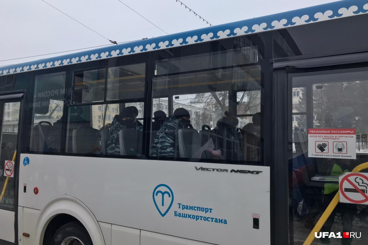 За шествием наблюдали люди в масках За шествием наблюдали люди в масках