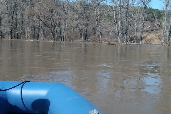 Спасатели возобновят поиски, как только уровень воды в реке спадет Спасатели возобновят поиски, как только уровень воды в реке спадет