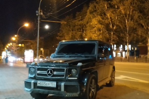 «Гелендваген» на тротуаре «Гелендваген» на тротуаре